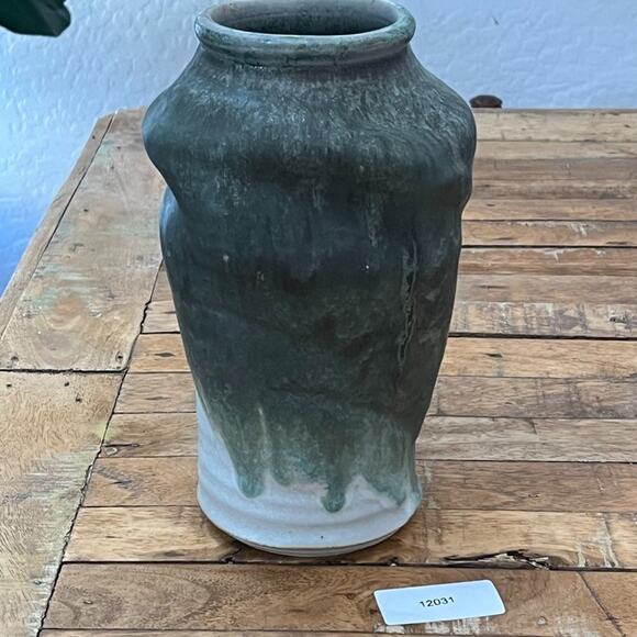 🔴 Sold. Just add tulips. A wonderful tall Abingdon pottery  Art Studio Pottery Ceramic Vase 9.5\